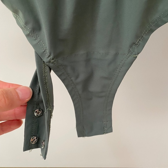 Intermix Elsie Silk Cowl Neck Sleeveless Green Bodysuit Size P - Picture 5 of 7